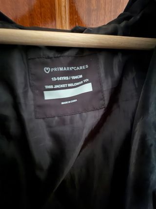 Abrigo de Primark negro. Talla 13-14 años
