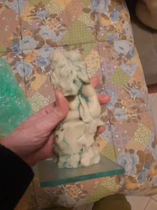 Statua coppia abbracciata