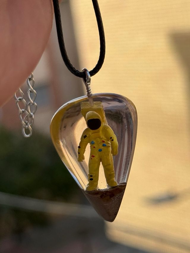 Collar Astronauta Resina Epoxi Hecho a Mano