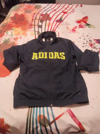 cortavientos Adidas azul y amarilla