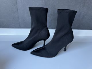 Botines negros stretch de Stradivarius. Talla 37