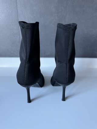 Botines negros stretch de Stradivarius. Talla 37