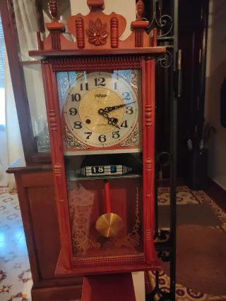 Reloj de pared de madera con péndulo