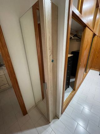 Armario con espejo de madera