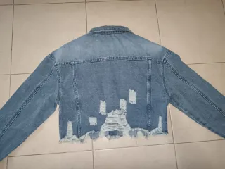 Cazadora vaquera crop con perlas