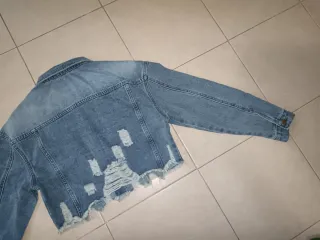 Cazadora vaquera crop con perlas