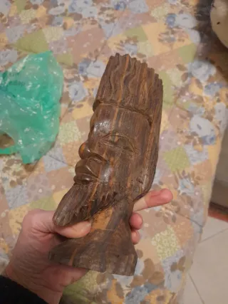 Statua uomo in legno