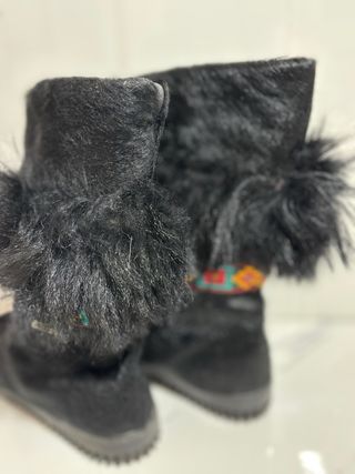 Stivali neri con pelliccia e dettagli colorati