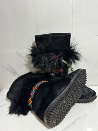 Stivali neri con pelliccia e dettagli colorati