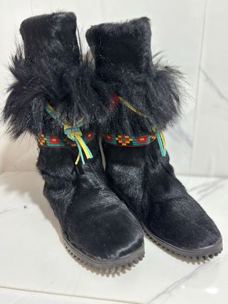 Stivali neri con pelliccia e dettagli colorati
