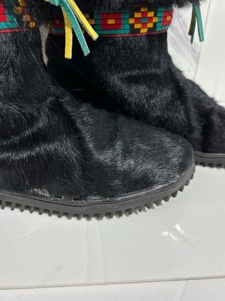 Stivali neri con pelliccia e dettagli colorati