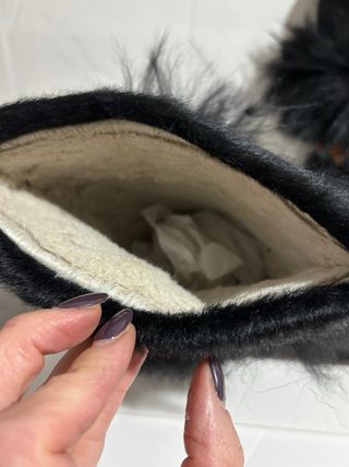 Stivali neri con pelliccia e dettagli colorati