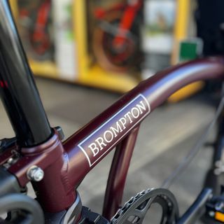 Brompton Eléctrica C-Line M4L Plump Red