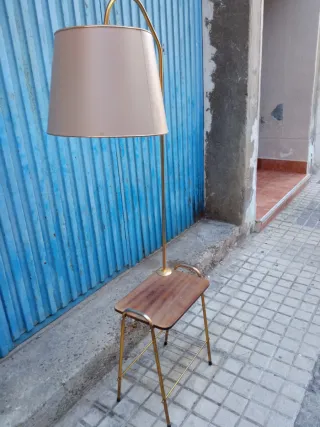 Lámpara de pie vintage con mesa auxiliar