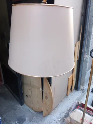 Lámpara de pie vintage con mesa auxiliar