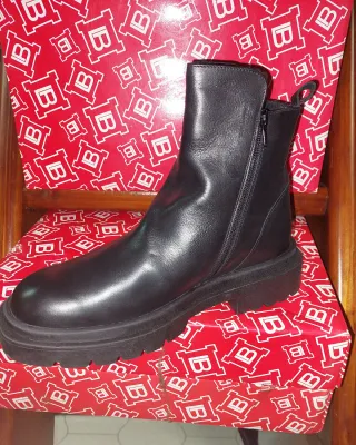 Stivale donna  in ottimo pelle nero basso