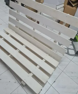 Pallet di legno bianco