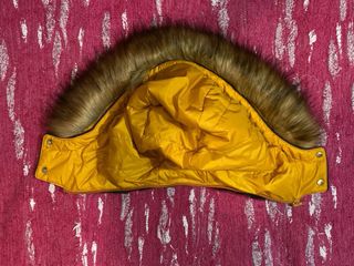 Chaqueta Zara Amarilla con Capucha y Pelo