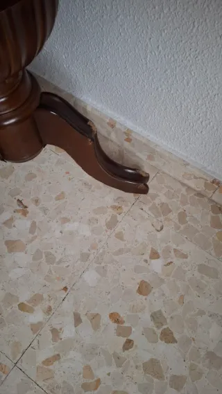 Mesa de comedor antigua de madera