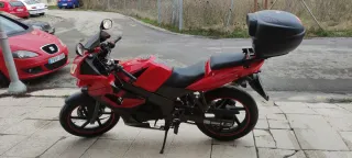 Moto Kymco 125cc Deportiva Roja