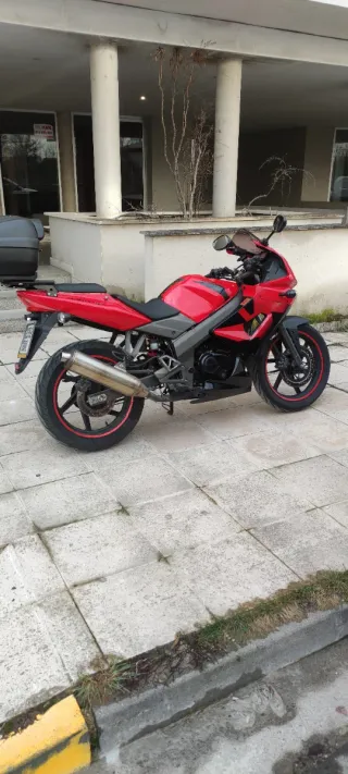 Moto Kymco 125cc Deportiva Roja