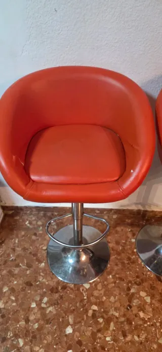 Sedie da bar arancioni e argentate