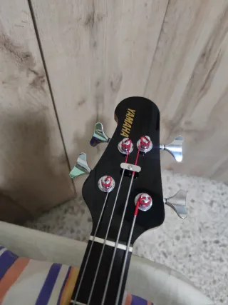 Bajo zurdo Yamaha BBN4LIII