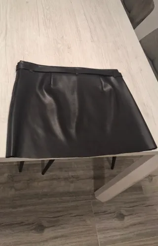 Falda mini polipiel negra T-M. A estrenar.
