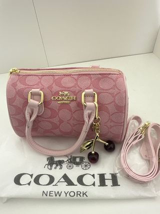 Bolso Coach Rosa con Adorno de Cerezas