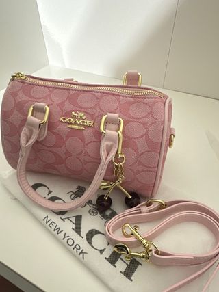 Bolso Coach Rosa con Adorno de Cerezas