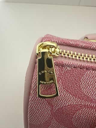 Bolso Coach Rosa con Adorno de Cerezas