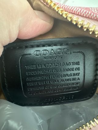 Bolso Coach Rosa con Adorno de Cerezas