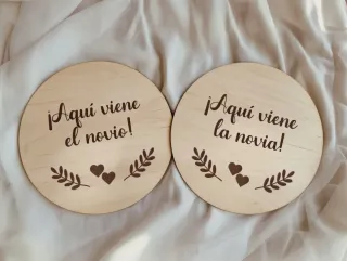Carteles madera novios Aquí viene
