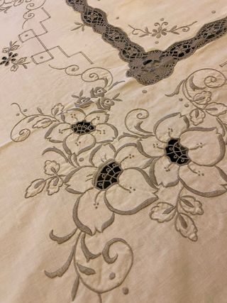 Stupenda tovaglia ricamata beige/grigio