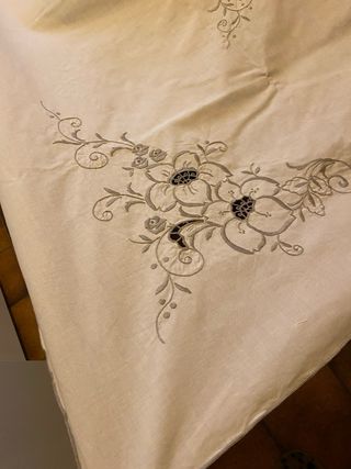 Stupenda tovaglia ricamata beige/grigio