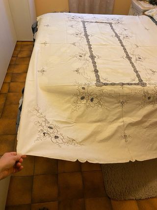 Stupenda tovaglia ricamata beige/grigio