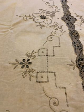 Stupenda tovaglia ricamata beige/grigio