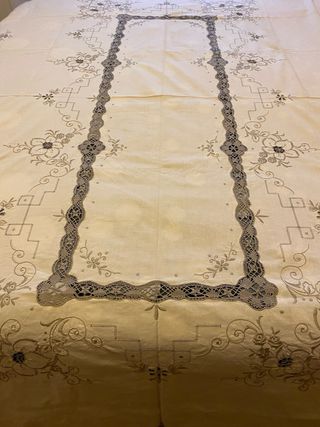 Stupenda tovaglia ricamata beige/grigio