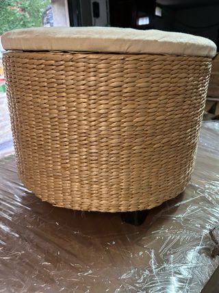 Mesita auxiliar mimbre y tela