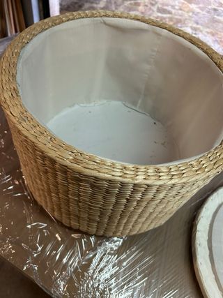 Mesita auxiliar mimbre y tela