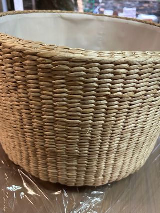 Mesita auxiliar mimbre y tela