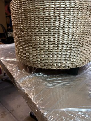Mesita auxiliar mimbre y tela