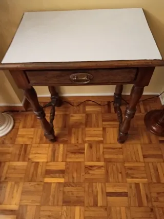 Mesa auxiliar de madera