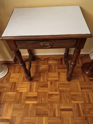 Mesa auxiliar de madera