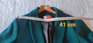 Abrigo corto verde (regalo el sombrero)