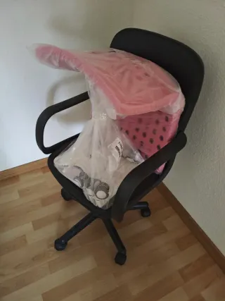 Sillas de escritorio negra y otra rosa.