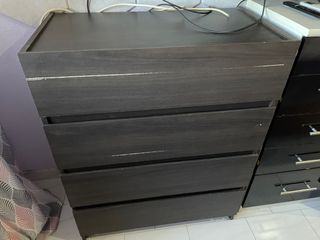 Cajonera de madera oscura