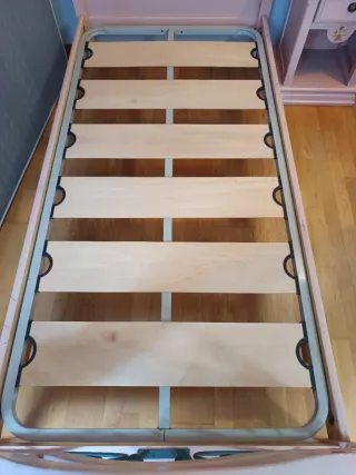 Cama individual +mesita de madera+ colchón+somier