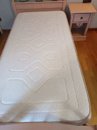 Cama individual +mesita de madera+ colchón+somier