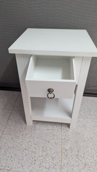 Mesita de noche blanca con cajón